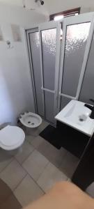 łazienka z toaletą i umywalką w obiekcie Hotel Sebari w mieście Villa Carlos Paz