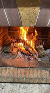 um fogo dentro de um forno de tijolos com chamas em LA CASA DEL CAMINO DEL PUERTO em Chirivel