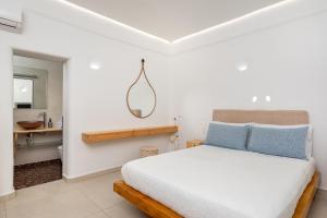 Ένα ή περισσότερα κρεβάτια σε δωμάτιο στο Hotel Thira