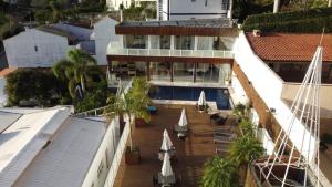 an aerial view of a building with a swimming pool at Mansão Casa Blanca em São Roque c/ 5 vagas garagem in São Roque