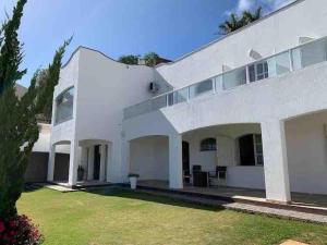 a white house with a large yard at Mansão Casa Blanca em São Roque c/ 5 vagas garagem in São Roque
