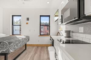 Kuchyň nebo kuchyňský kout v ubytování Goodseed Suites Philadephia Center