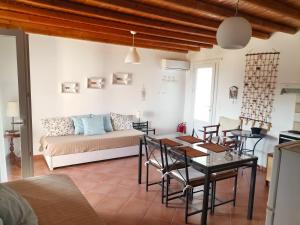 una sala de estar con una mesa y un sofá en Maroussa's Apartments, en Rámos