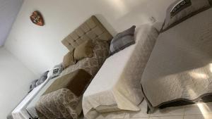 ein Schlafzimmer mit 2 Betten mit Daunendecken in der Unterkunft Hotel Fazenda Chiminelli in Cachoeiras de Macacu