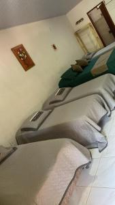 duas camas sentadas uma ao lado da outra num quarto em Hotel Fazenda Chiminelli em Cachoeiras de Macacu