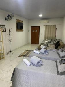 um grupo de quatro camas num quarto em Hotel Fazenda Chiminelli em Cachoeiras de Macacu