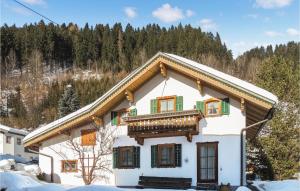 ein Haus mit Balkon im Schnee in der Unterkunft 4 Bedroom Pet Friendly Home In Neukirchen Am Grossven, in Neukirchen am Großvenediger