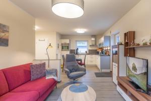 Una sala de estar con un sofá y un televisor. en Seute Deern, en Olsdorf