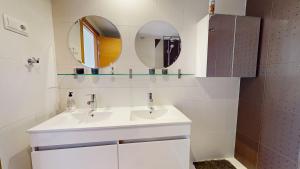 Ein Badezimmer in der Unterkunft Casa Espliego V-A Murcia Holiday Rentals Property