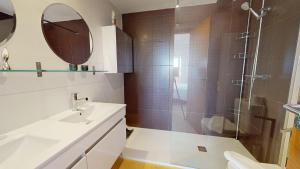 Ein Badezimmer in der Unterkunft Casa Espliego V-A Murcia Holiday Rentals Property