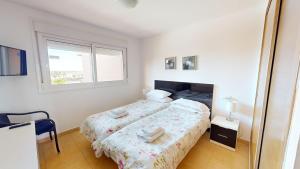 ein weißes Schlafzimmer mit einem Bett und einem Fenster in der Unterkunft Casa Espliego V-A Murcia Holiday Rentals Property in Torre-Pacheco + 14 Fotos