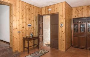 Cette chambre dispose de murs en bois, d'une porte et d'une table. dans l'établissement Beautiful Home In Cerqueto Di Civitella With Kitchen, 