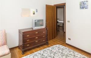 a living room with a television on a dresser at Beautiful Home In Cerqueto Di Civitella With Kitchen 