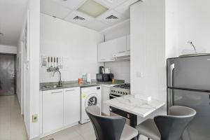 Kuchyň nebo kuchyňský kout v ubytování StoneTree - Elegant Studio in Ideal community for family