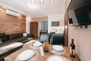 Televiisor ja/või meelelahutuskeskus majutusasutuses Oliver Apartman