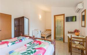- une chambre avec un lit, une table et un bureau dans l'établissement Nice Apartment In Funtana With Kitchen, à Funtana