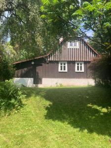 ein Haus mit einem großen Garten davor in der Unterkunft Chaloupka in Žacléř
