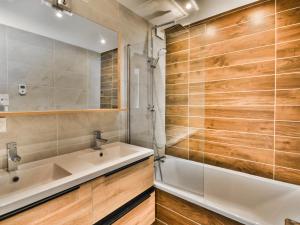 レ・ジェにあるCharmant T2 rénové, pied des pistes - 6 pers. - Centre-ville Les Gets - Balcon sud et garage - FR-1-685-29の洗面台とシャワー付きのバスルーム
