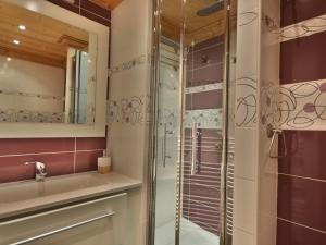 a bathroom with a shower and a sink at Superbe T6 au centre des Gets - 10 pers, 5 ch, parking, wifi, linge inclus - FR-1-685-7 in Les Gets
