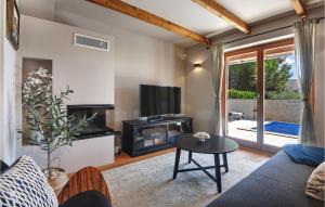 Μια τηλεόραση ή/και κέντρο ψυχαγωγίας στο Nice Home In Peroj With Wifi