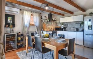 Η κουζίνα ή μικρή κουζίνα στο Nice Home In Peroj With Wifi