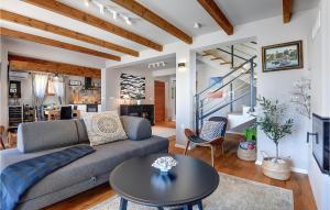 Χώρος καθιστικού στο Nice Home In Peroj With Wifi