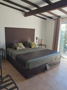 1 dormitorio con 1 cama grande en una habitación en Gîtes et Astrotourisme en Corse, en Erbajolo