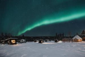 uma imagem da aurora dançando no céu em Nova Galaxy Village em Rovaniemi