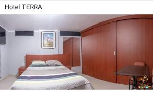 Een bed of bedden in een kamer bij HOTEL TERRA