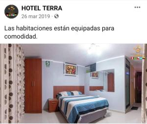 Una habitación de hotel con una cama en una habitación en HOTEL TERRA, en Ayacucho