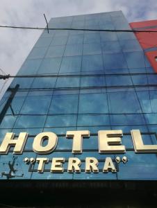 una señal en el lateral de un edificio en HOTEL TERRA en Ayacucho