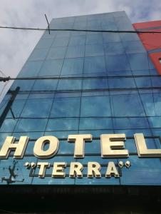 un panneau sur le côté d'un bâtiment dans l'établissement HOTEL TERRA, à Ayacucho