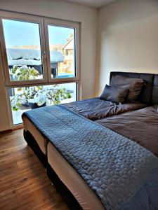 Ліжко або ліжка в номері Lions Place Premium Apartments COMFORT optionaler Zugang zum SPA- Bereich