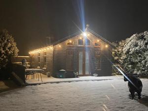FAIRVIEW FARM Holiday Accommodation 14 Luxury Lodges, Cabins, Dog Friendly, Suitable for Couples, Families and Groups, Wedding Guests , Corporate events, Sleeps 2-65 guests in Ravenshead, Nottingham near Sherwood Forest, set in 88 acres v zimě