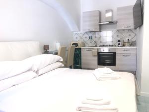 クロトーネにあるCasa Susannaのベッド2台とコンロ付きのキッチン付きの部屋 +16枚の写真