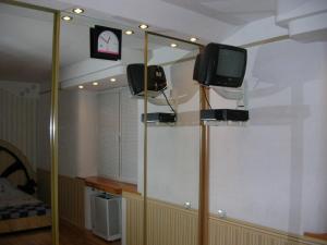 een kamer met een tv op de hoek van een muur bij Apartments Arhitektora Artynova in Vinnytsya