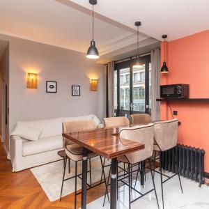 een woonkamer met een tafel en stoelen bij Apartment Center of Paris by Studio prestige in Parijs