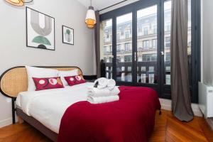 een slaapkamer met een bed met twee knuffels erop bij Apartment Center of Paris by Studio prestige in Parijs