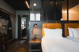 1 dormitorio con 1 cama y 1 lámpara en una mesa en Exeter Hotel, en Reikiavik