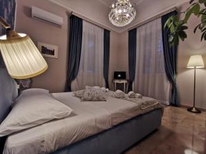 um quarto com uma cama grande e um lustre em Il galleone em Messina
