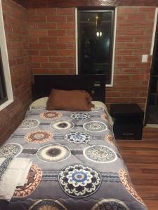 uma cama com pratos num quarto em Cabaña Don Pacho em Otavalo