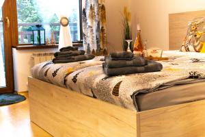 Una cama con toallas encima en una habitación en Premium mountain studio 40 Semiramida Gardens en Borovets