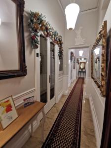 um corredor com grinaldas de Natal nas paredes em Il galleone em Messina