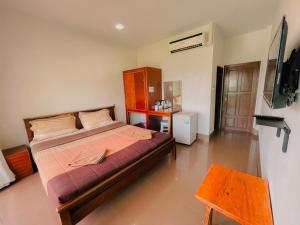 1 dormitorio con 1 cama y 1 mesa en View Garden Resort en Islas Phi Phi