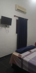 1 dormitorio con cama y cortina azul en Normi en La Rioja