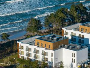 Navango Apartment Sea View & Free Parking في غونسكي: اطلالة جوية على مبنى مجاور للمحيط