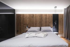 Postel nebo postele na pokoji v ubytování DOLOMITI EXCLUSIVE YOUR MOUNTAIN SUITE