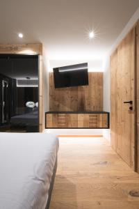 Postel nebo postele na pokoji v ubytování DOLOMITI EXCLUSIVE YOUR MOUNTAIN SUITE