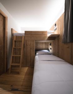 Postel nebo postele na pokoji v ubytování DOLOMITI EXCLUSIVE YOUR MOUNTAIN SUITE