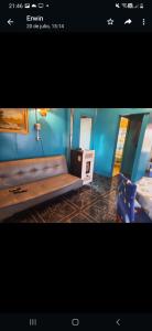 ein Sofa in einem Zimmer mit blauer Wand in der Unterkunft Cabaña cómoda 1 dormitorio in Coihaique